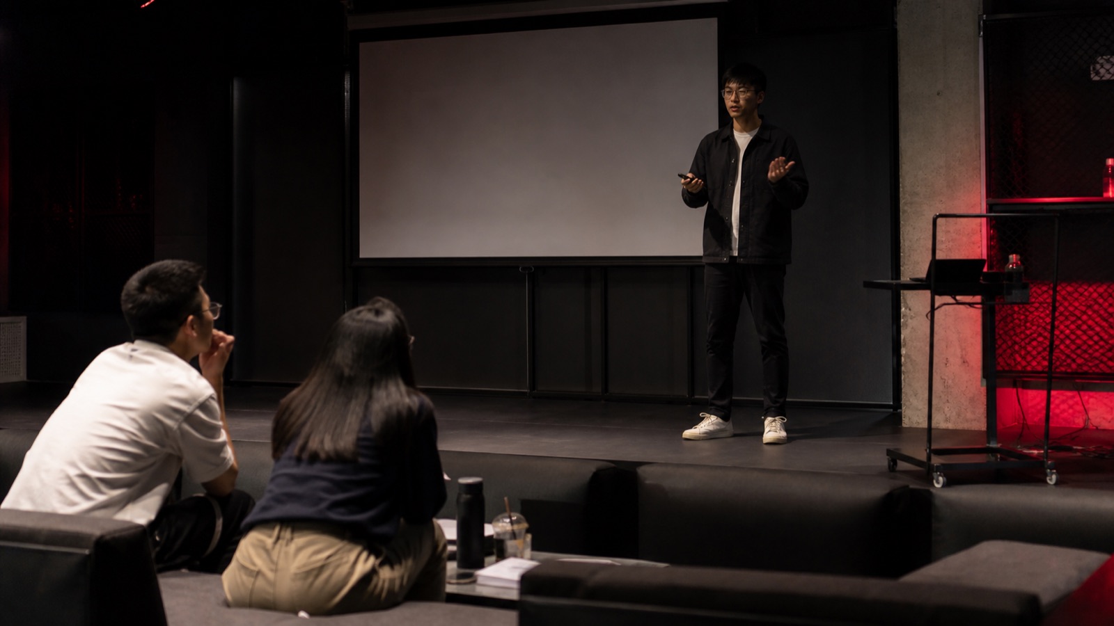 创始人在 Demo Day 前进行产品演示彩排